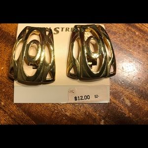 Vintage clip on earrings made in America new free